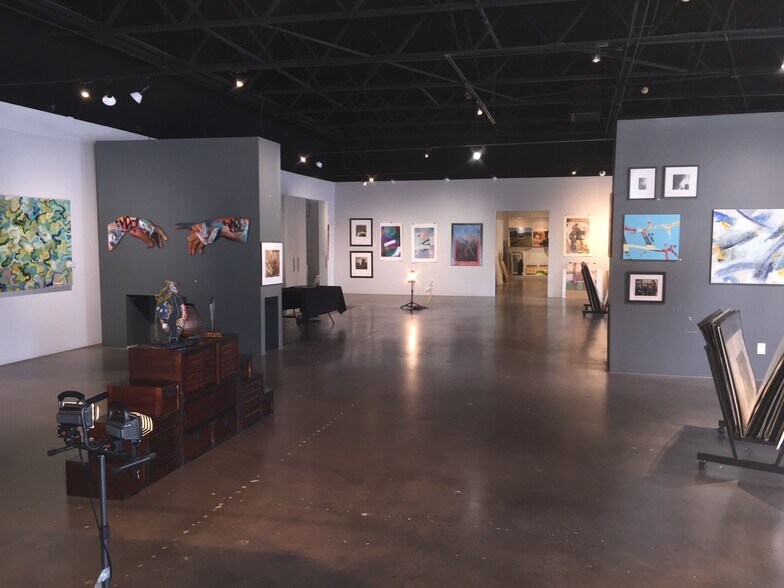 More Photos Of 1710 Hi Line Dr, Dallas Showroom For Lease