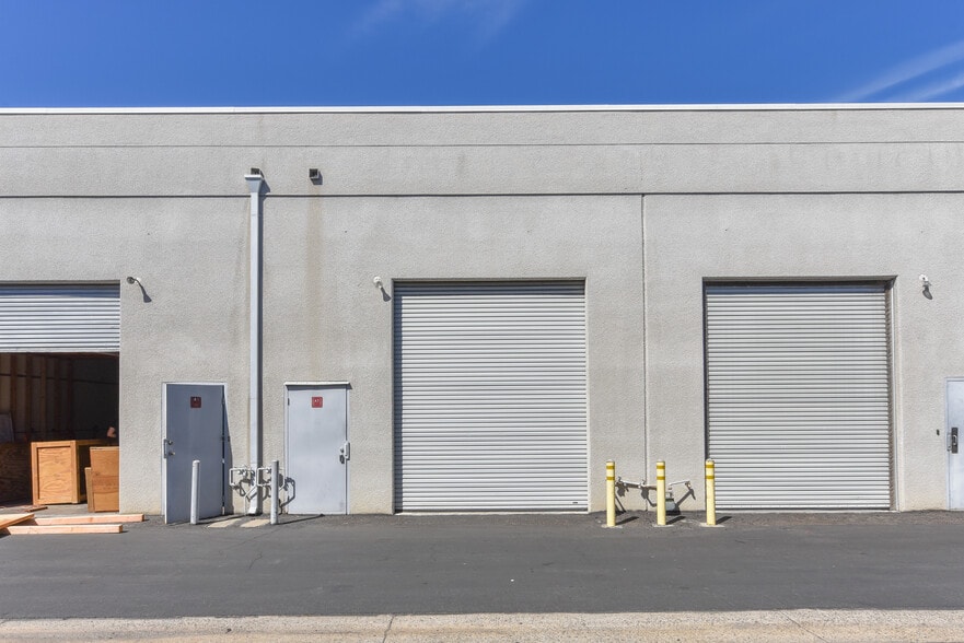 More Photos Of 711 W 17th St, Costa Mesa Warehouse For Lease