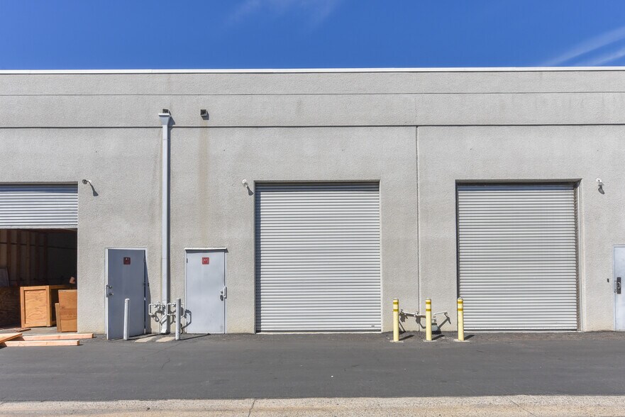 More Photos Of 711 W 17th St, Costa Mesa Warehouse For Sale