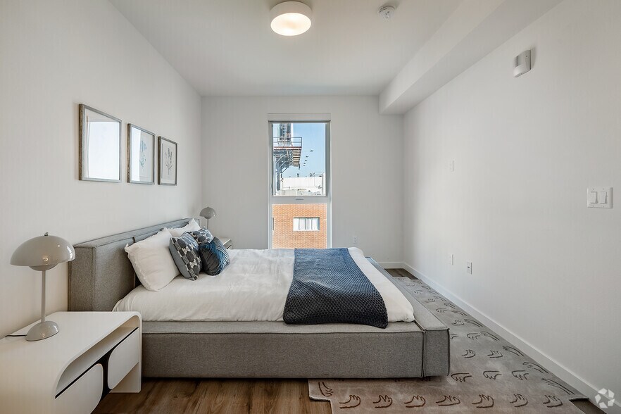 More Photos Of 988 S Manhattan Pl, Los Angeles Apartments For Lease