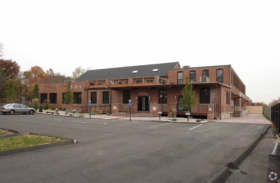 More Photos Of 409 Canal St, Plantsville Loft Creative Space For Lease