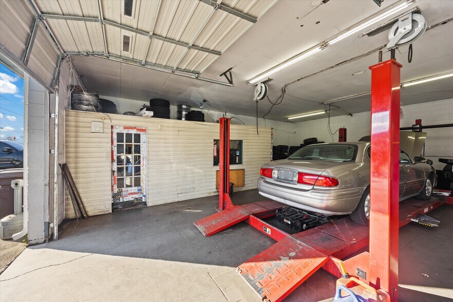 More Photos Of 2845 Western Ave, Knoxville Auto Repair For Sale