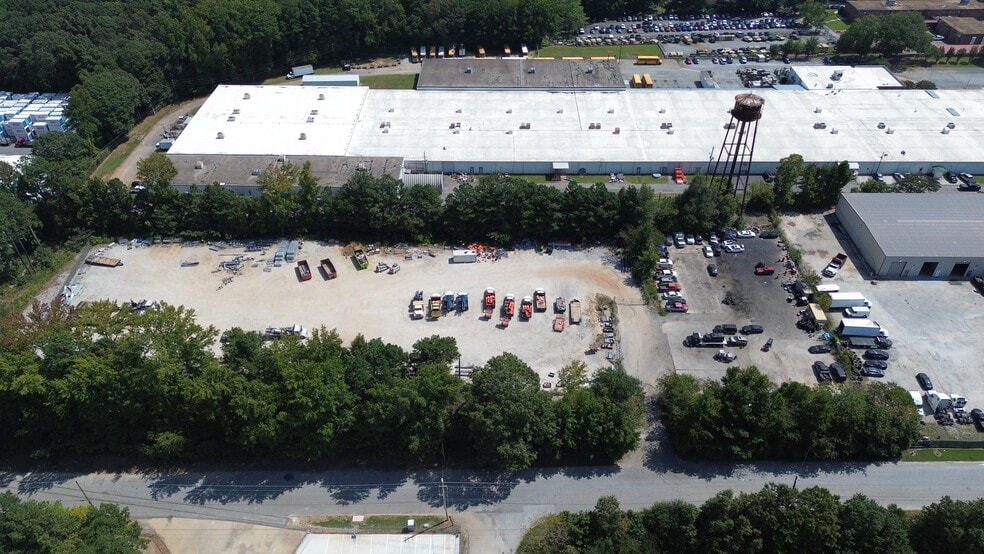 More Photos Of 2336 Lawrence Ave, East Point Truck Terminal For Sale