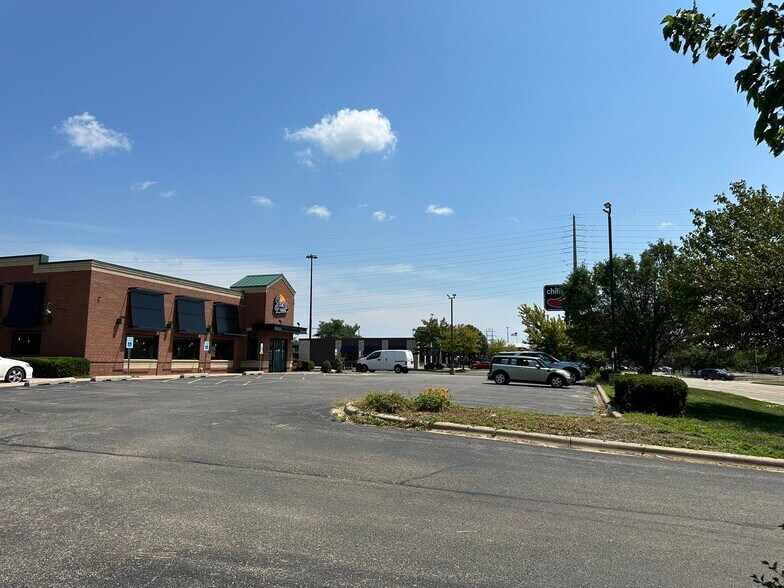 More Photos Of 900 Riverside Dr, East Peoria Restaurant For Sale