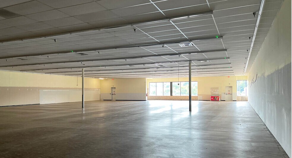 More Photos Of 855 Campbellsville Rd, Greensburg Storefront For Lease