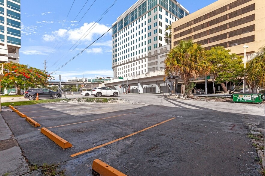 More Photos Of 9308 S Dixie Hwy, Miami Freestanding For Lease