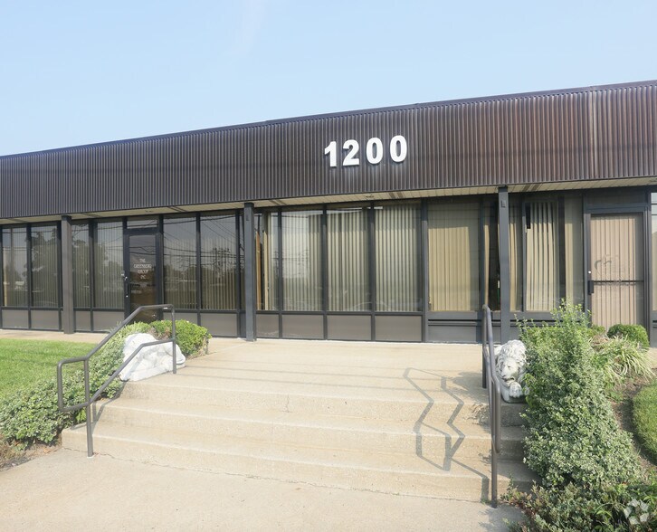 More Photos Of 1200 W Broadway, Hewlett Medical For Lease