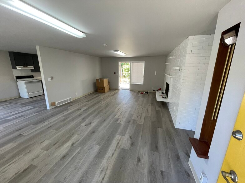 More Photos Of 23920 Bothell Everett Hwy, Bothell General Retail For Lease