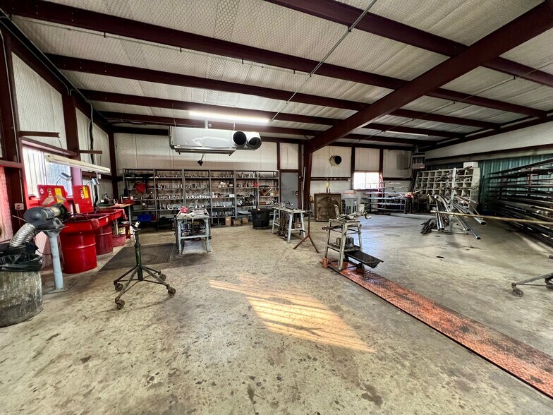 More Photos Of 402 Bermuda st, Quitman Flex For Sale