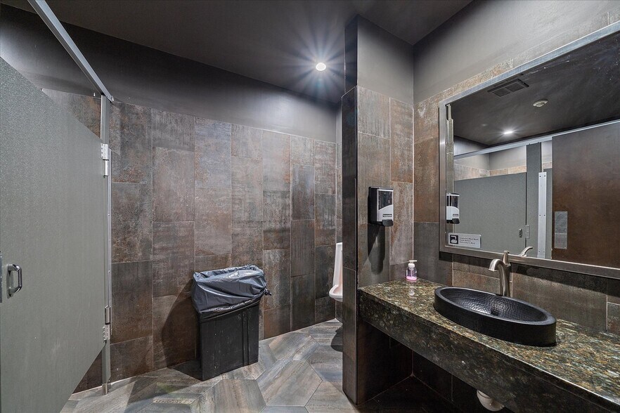 More Photos Of 6523 Gateway Ave, Sarasota Bar For Lease