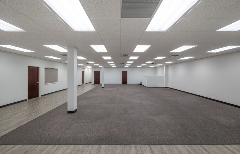 More Photos Of 8801 Corporate Square Ct, Jacksonville Warehouse For Lease