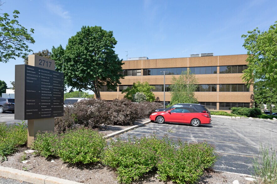 More Photos Of 2717 N Grandview Blvd, Waukesha Office For Lease