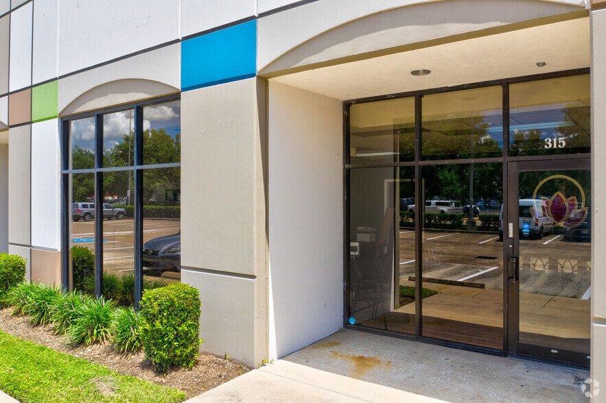 More Photos Of 1718 N Fry Rd, Houston Unknown For Lease