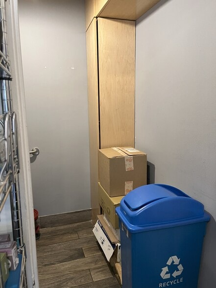 More Photos Of 86 Greenpoint Ave, Brooklyn Convenience Store For Lease