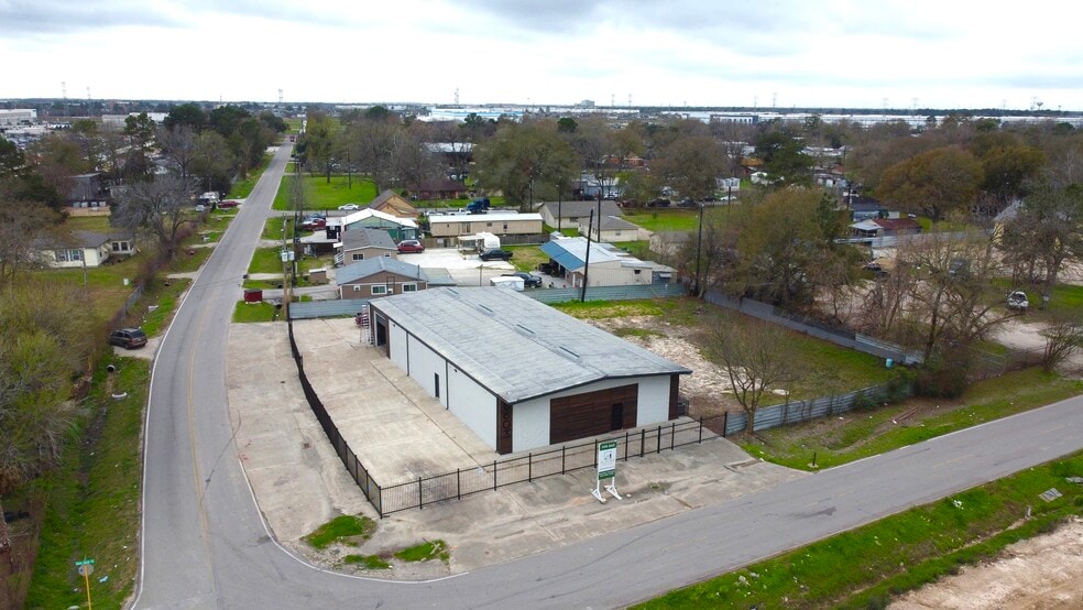 More Photos Of 8603 Shoal Creek Dr, Houston Warehouse For Sale