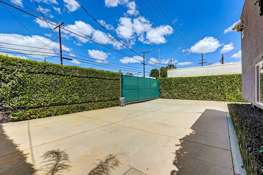 More Photos Of 7448 Deering Ave, Canoga Park Industrial For Sale