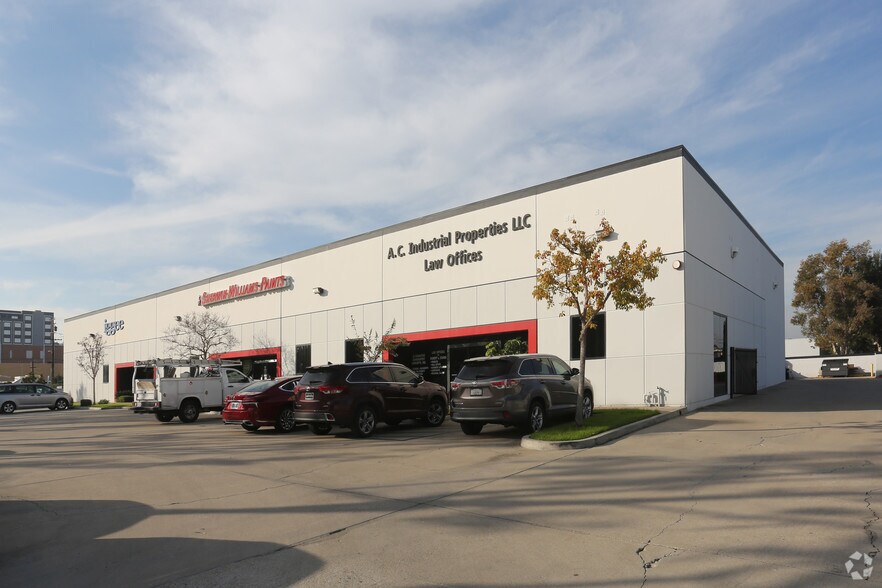 More Photos Of 8031-8081 Orangethorpe Ave, Buena Park Showroom For Lease