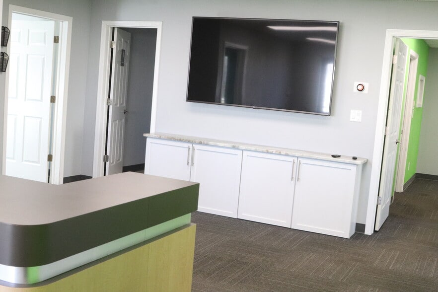 More Photos Of 4583 American Road rd, Rockford Flex For Lease