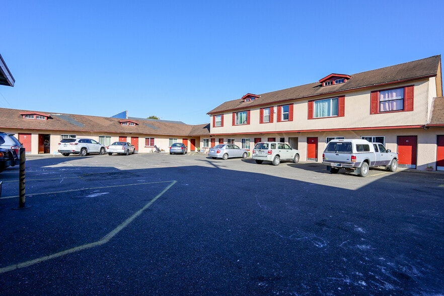 More Photos Of 2178 Winchester Ave, Reedsport Hotel For Sale