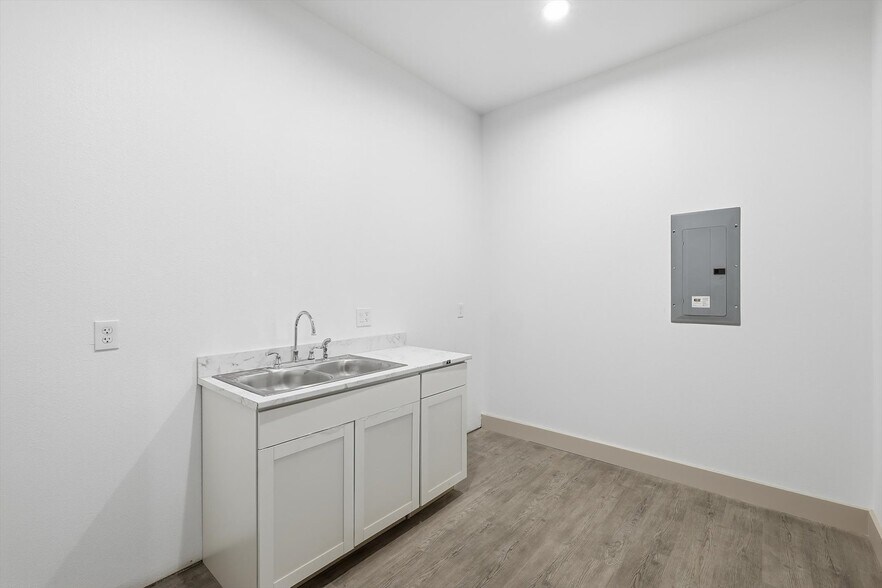 More Photos Of 203 E Debbie Ln, Mansfield Loft Creative Space For Lease