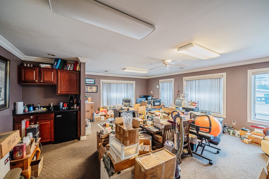 More Photos Of 1014 W Main St, Princeton Freestanding For Sale