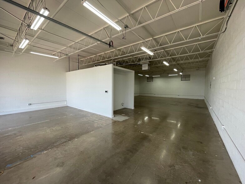 More Photos Of 4829 Gretna St, Dallas Industrial For Lease