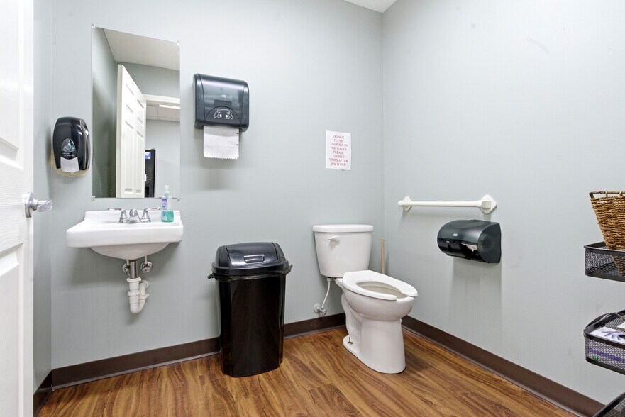 More Photos Of 622 W Market St, Bolivar Medical For Sale
