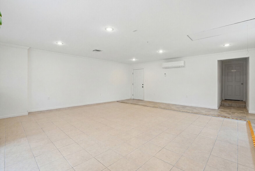 More Photos Of 13700 Lakewood Forest Dr, Houston Office For Sale