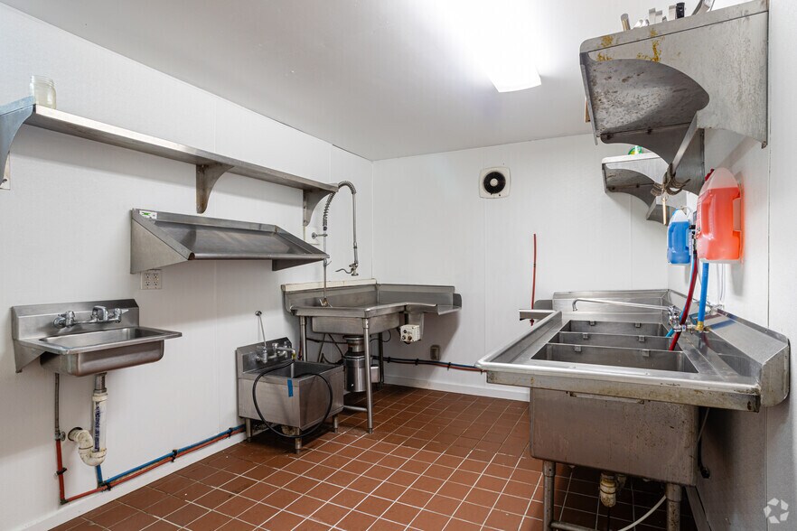 More Photos Of 2477 Bristol Rd, New Harbor Restaurant For Sale