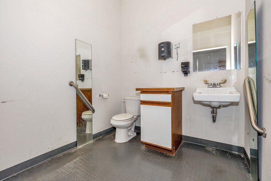 More Photos Of 27 N Middletown Rd, Nanuet Freestanding For Lease