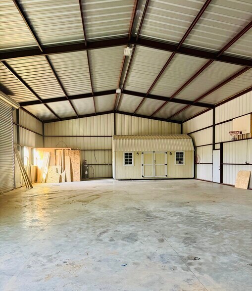 More Photos Of 12500 US-183 Hwy, Luling Warehouse For Lease