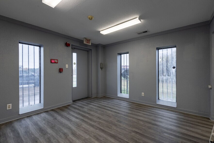 More Photos Of 101 Ewing St, Ferris Police Fire Station For Sale