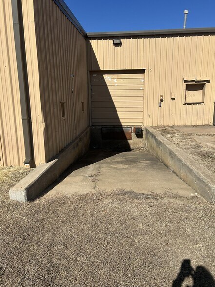 More Photos Of 210 SW Texas Ave, Lawton Warehouse For Lease
