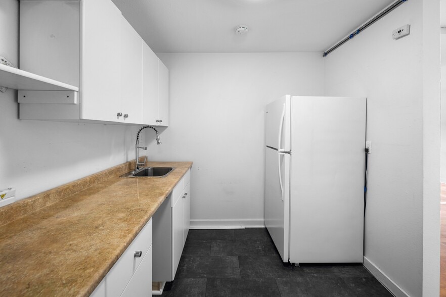 More Photos Of 605 Main St, Edmonds General Retail For Sale