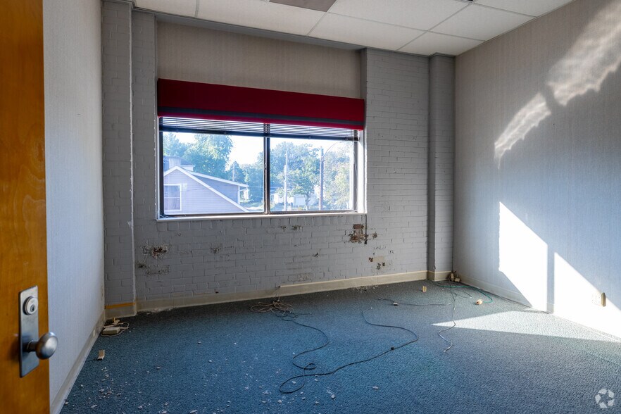 More Photos Of 707 E B St, Belleville Warehouse For Sale