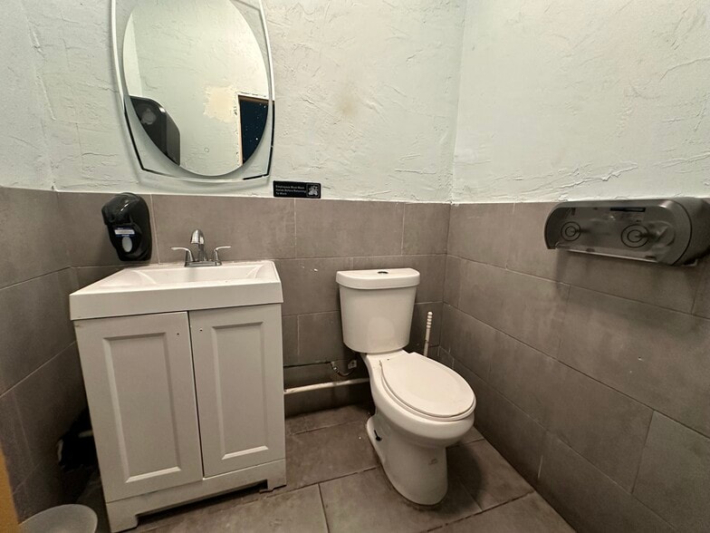 More Photos Of 1929 Hollywood Blvd, Hollywood Storefront For Lease