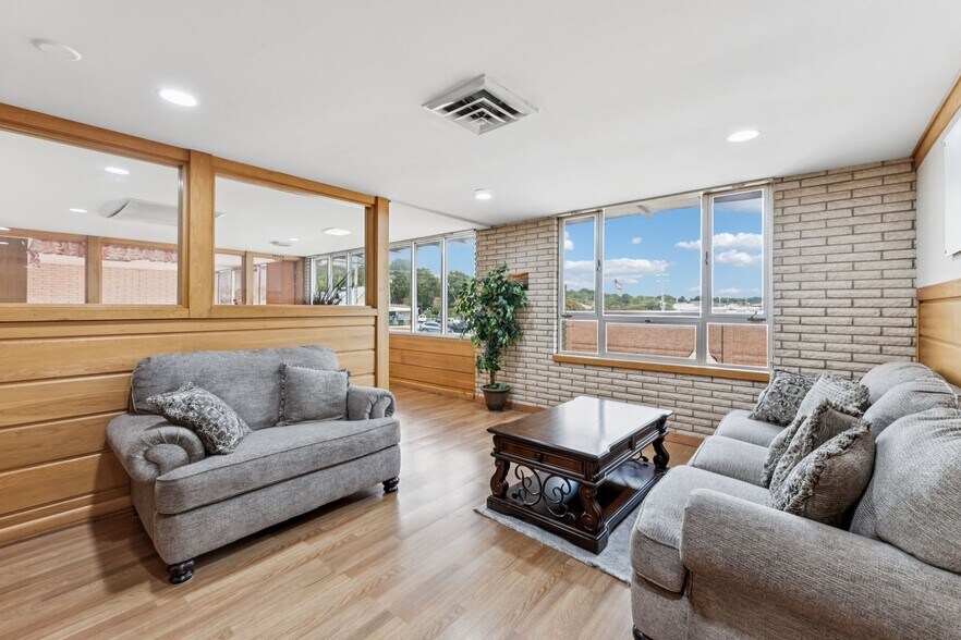 More Photos Of 506 College St W, Fayetteville Office For Sale