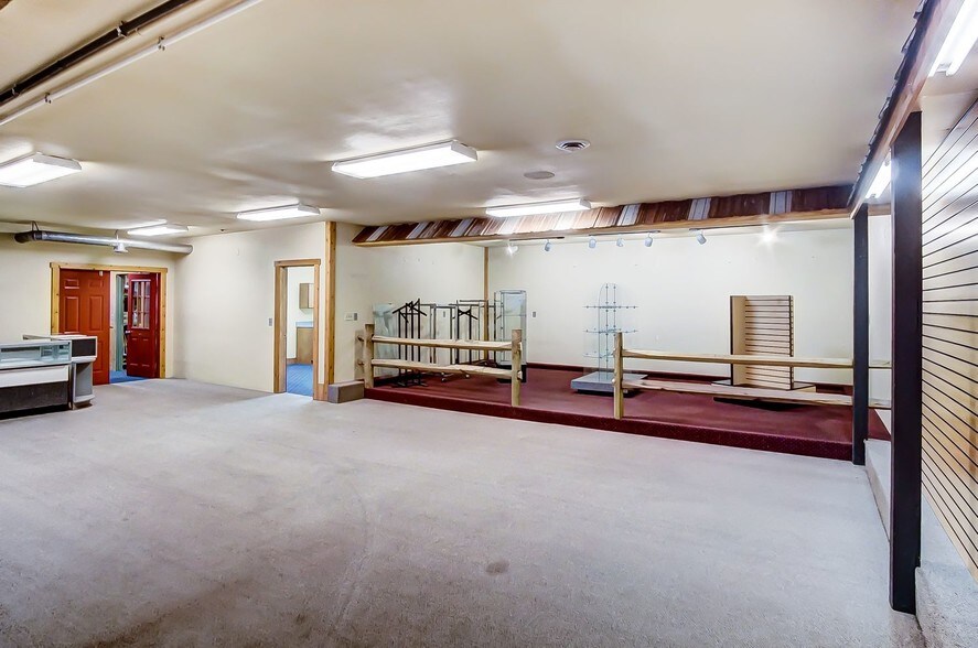 More Photos Of 20660 W Bowling Green Road, Weston Auto Repair For Lease