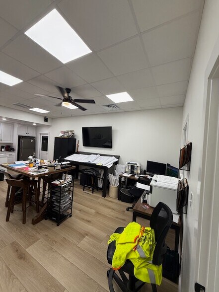 More Photos Of 504 N Breckenridge St, Ennis Warehouse For Sale