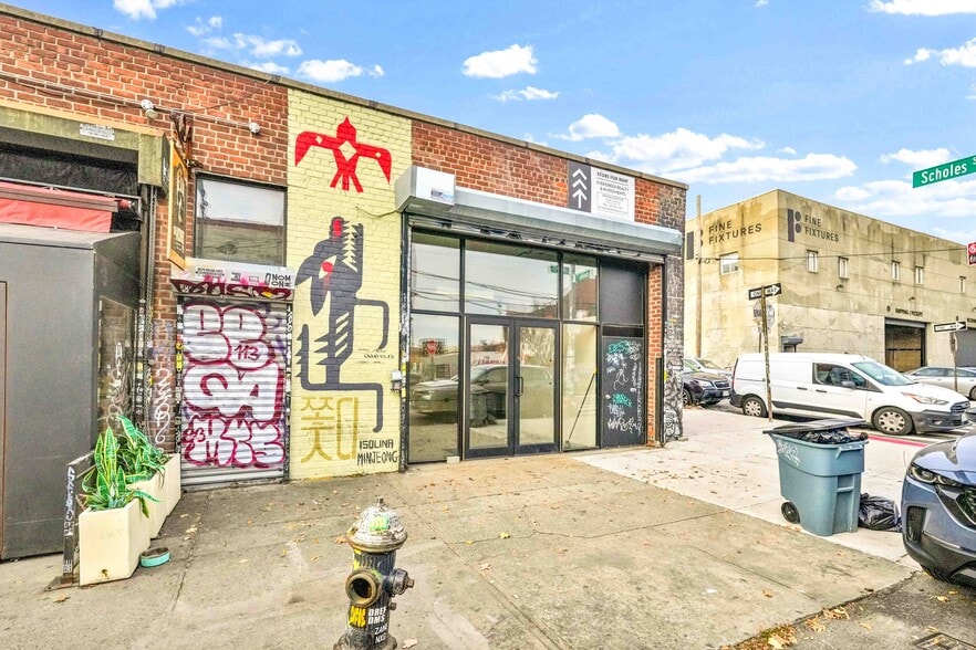 More Photos Of 282 Scholes St, Brooklyn Bar For Lease