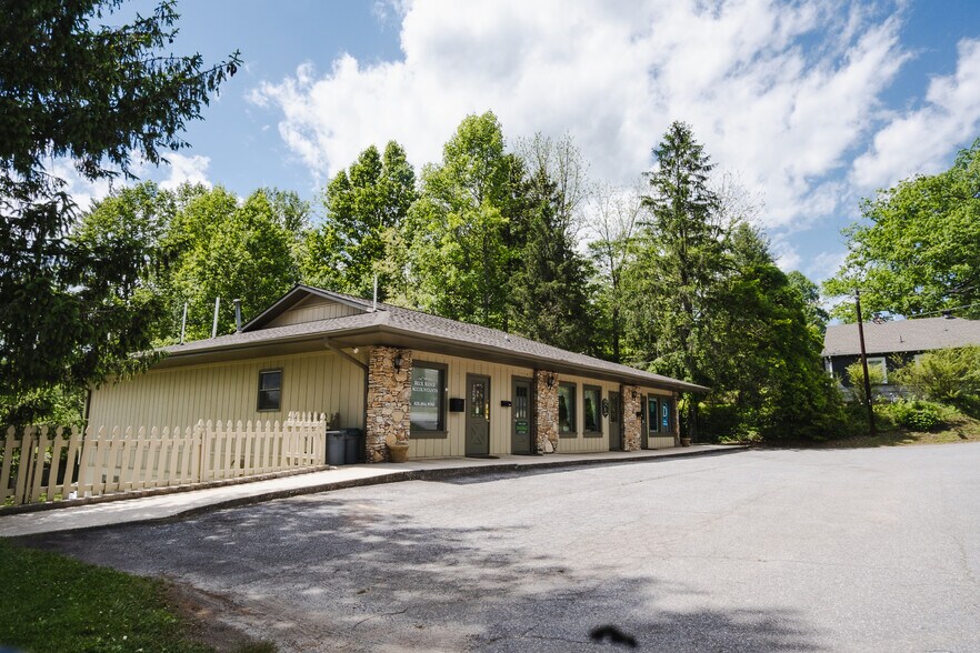 More Photos Of 512-522 S Caldwell St, Brevard Office For Sale