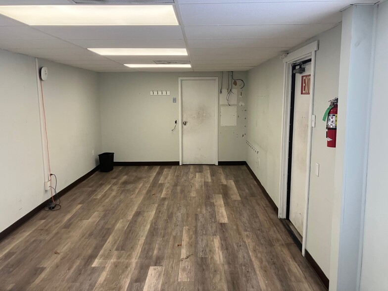 More Photos Of 927 Barlow Dr, Charleston Warehouse For Lease