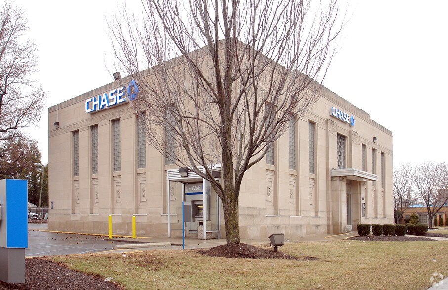More Photos Of 215 E 38th St, Indianapolis Bank For Lease