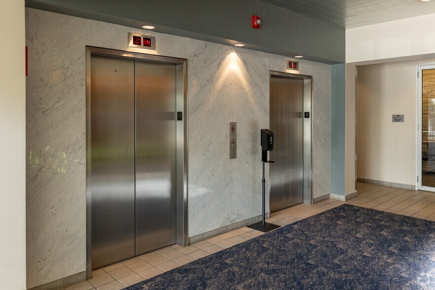 More Photos Of 400 E Diehl Rd, Naperville Office For Sale