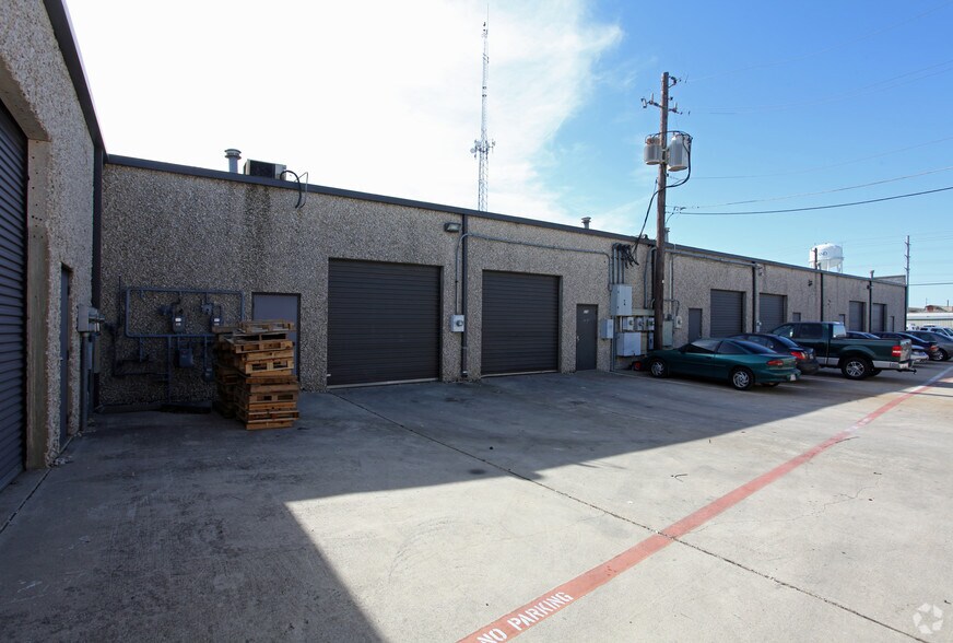 More Photos Of 325 Gold St, Garland Warehouse For Lease