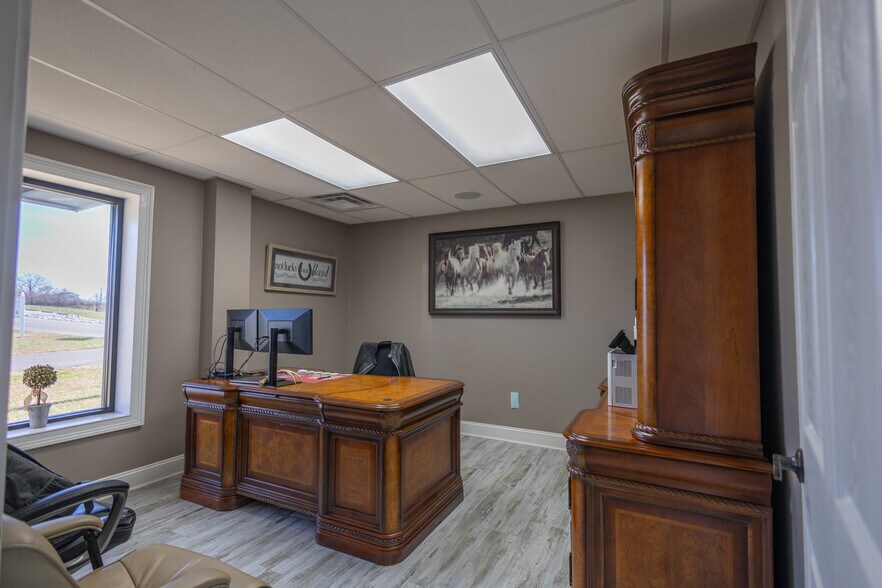 More Photos Of 252 Commerce Dr, Tompkinsville Warehouse For Sale