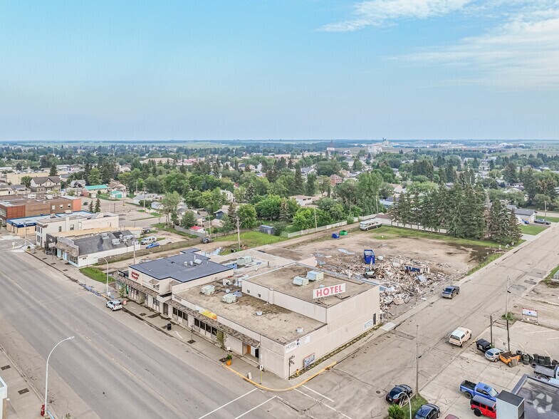 More Photos Of 10219 100th Ave, Morinville Storefront For Sale