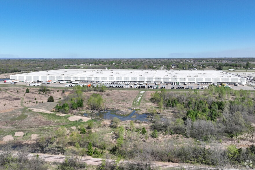 More Photos Of 7120 E 76th St N, Tulsa Distribution For Lease