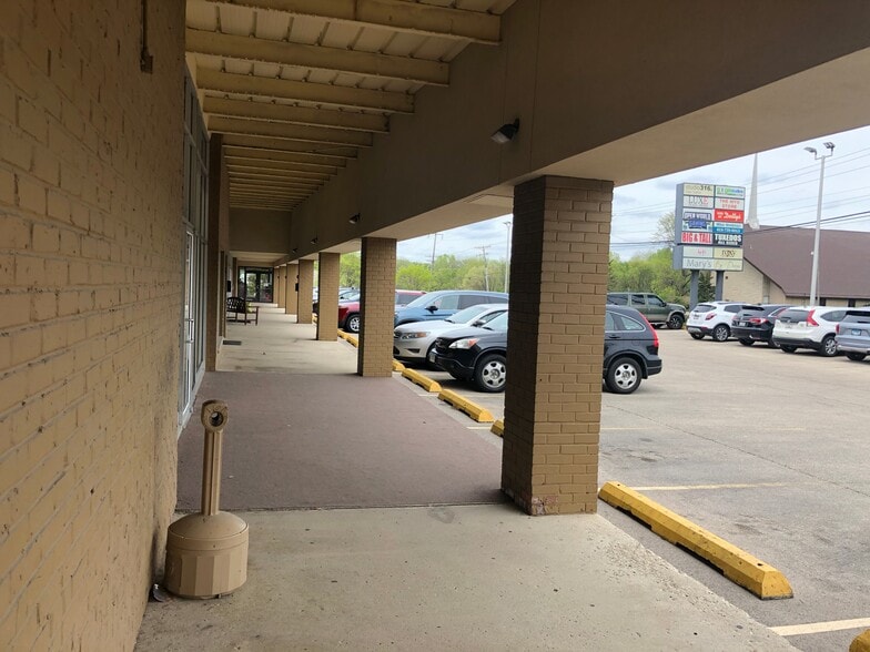 More Photos Of 300-320 N Alpine Rd, Rockford General Retail For Lease