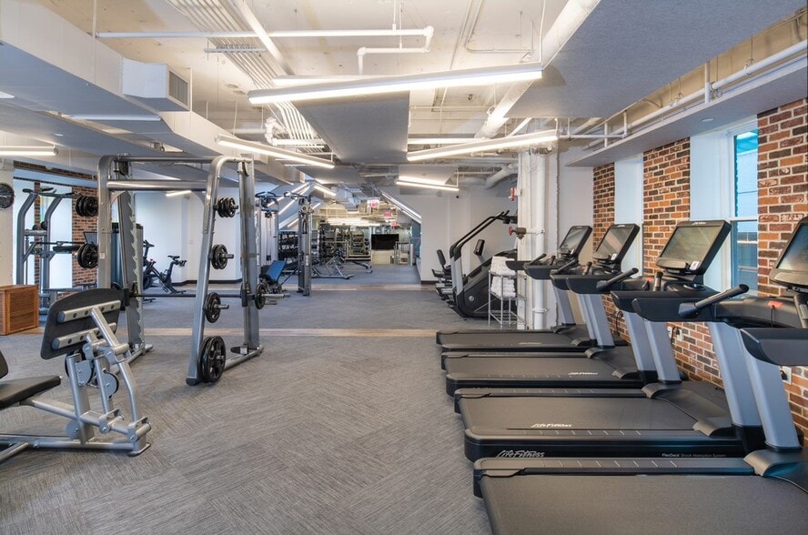 More Photos Of 2000 Pennsylvania Ave NW, Washington Office For Lease